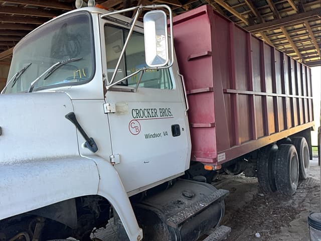 Image of Ford L8000 equipment image 2