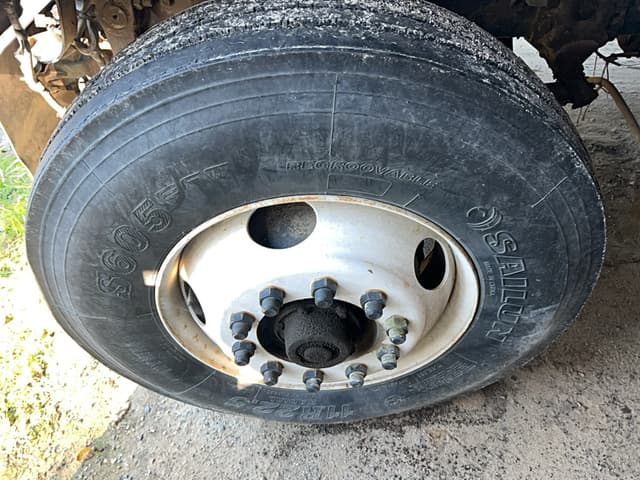 Image of Ford L8000 equipment image 4