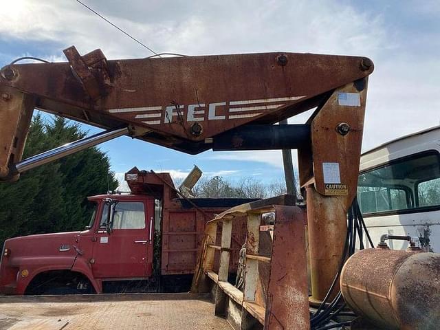 Image of Ford L8000 equipment image 4