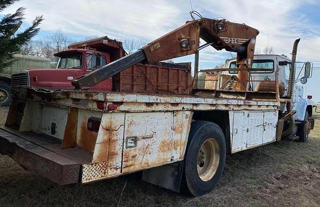 Image of Ford L8000 equipment image 4