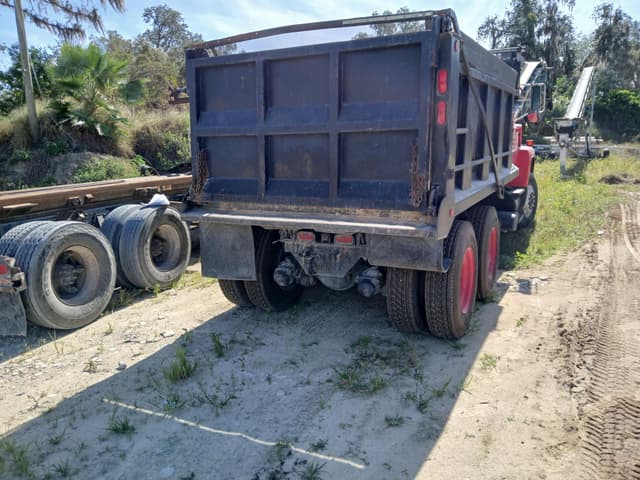 Image of Ford L8000 equipment image 2