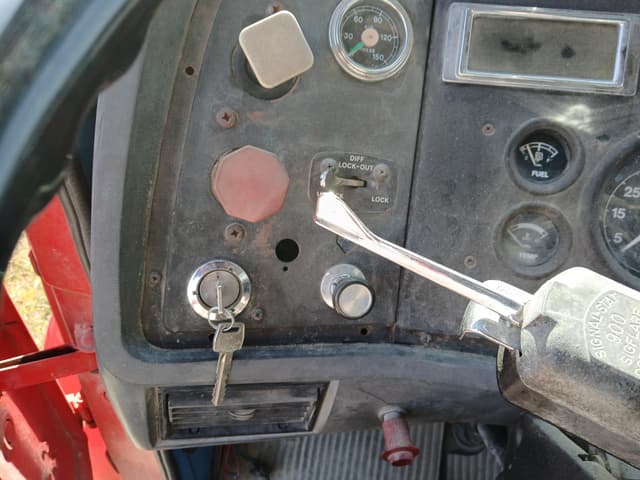 Image of Ford L8000 equipment image 4