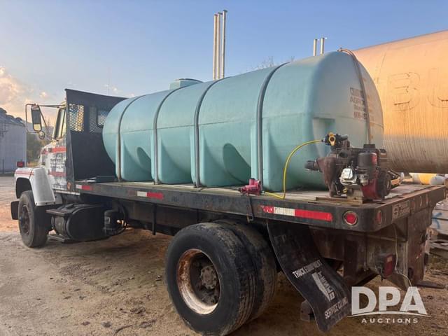 Image of Ford L8000 equipment image 4