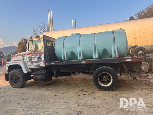 Image of Ford L8000 equipment image 3