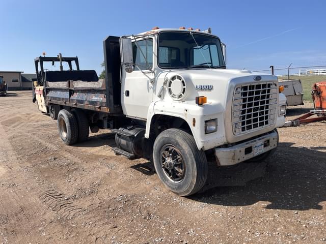 Image of Ford L8000 equipment image 1