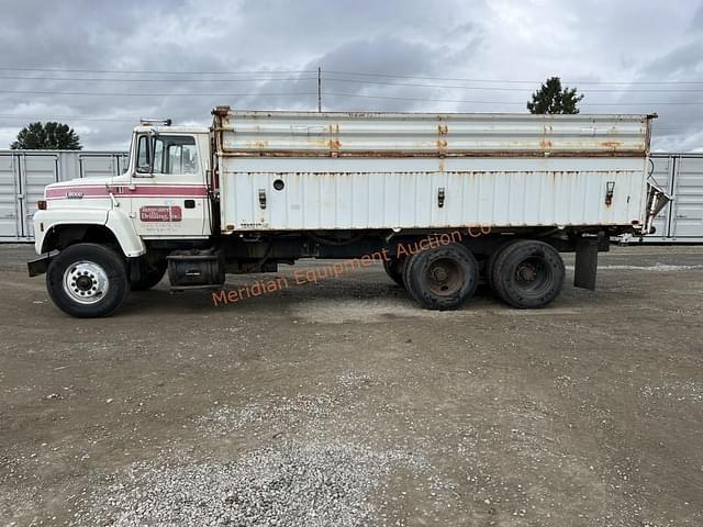 Image of Ford L8000 equipment image 2