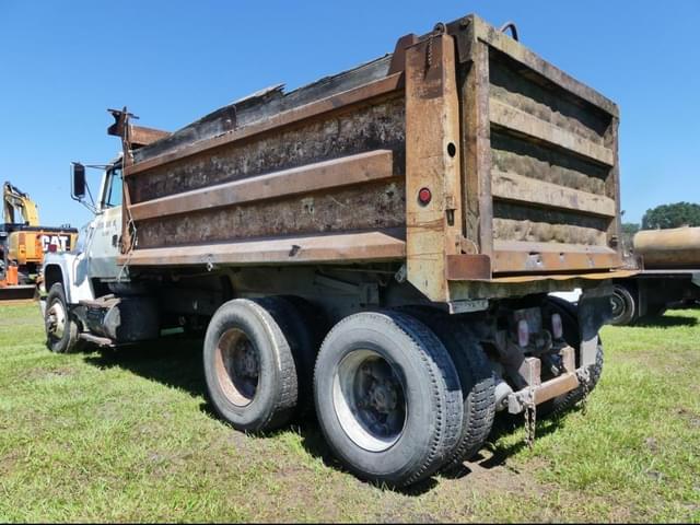 Image of Ford L8000 equipment image 3