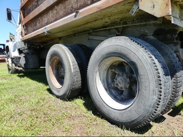 Image of Ford L8000 equipment image 4