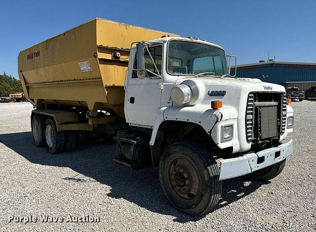 Image of Ford L8000 equipment image 2