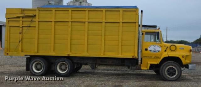 Image of Ford L8000 equipment image 3