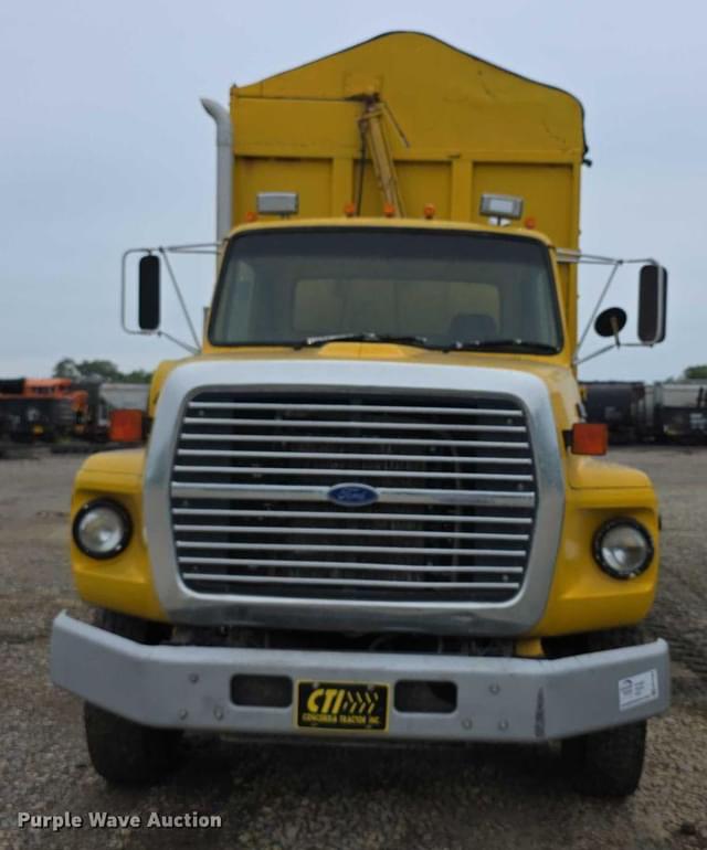 Image of Ford L8000 equipment image 1