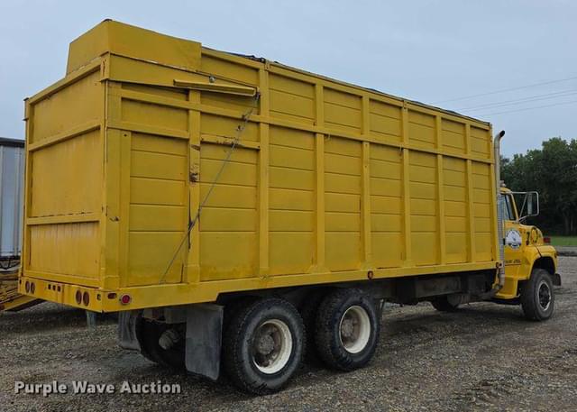 Image of Ford L8000 equipment image 4