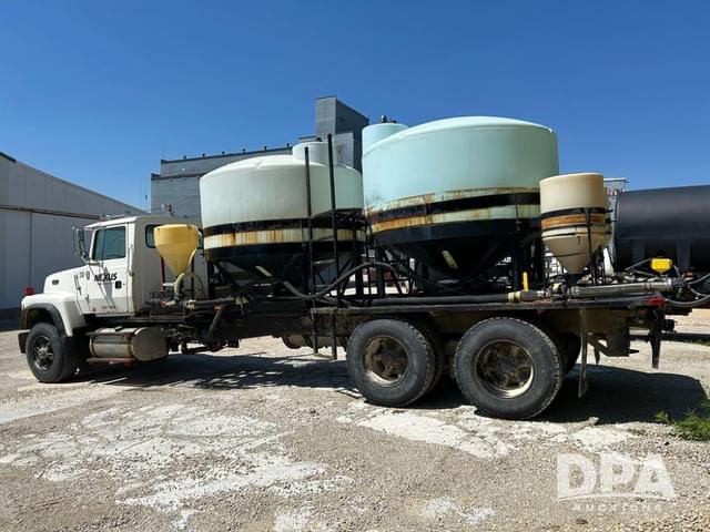 Image of Ford L8000 equipment image 3