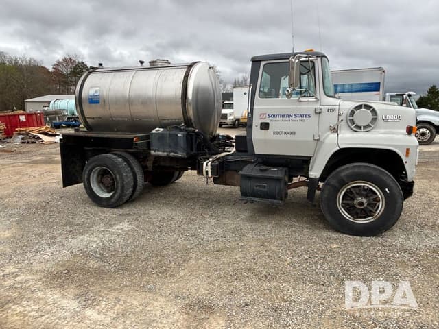 Image of Ford L8000 equipment image 2