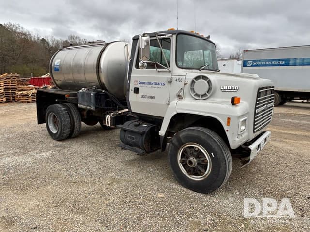 Image of Ford L8000 equipment image 1