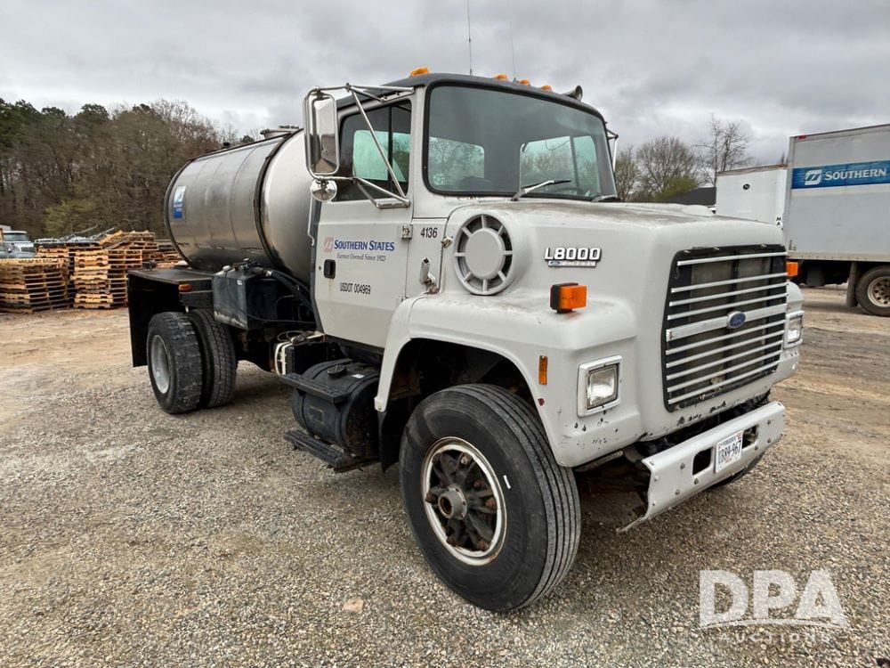 1991 Ford L8000 Equipment Image0