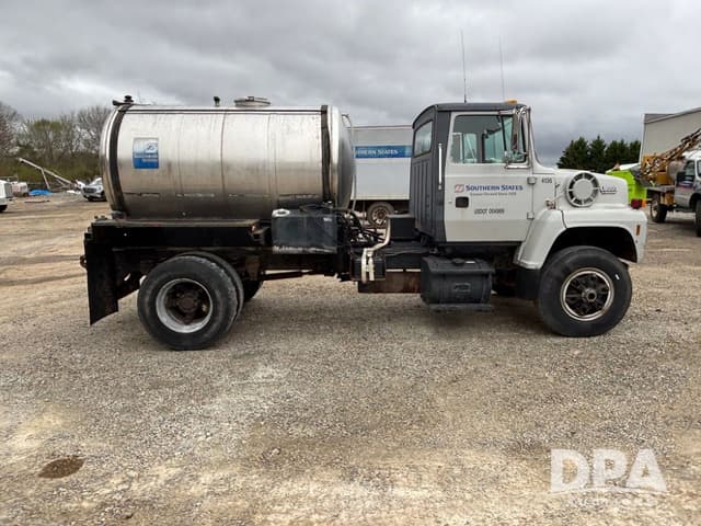 Image of Ford L8000 equipment image 3