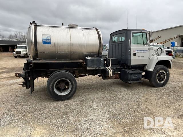 Image of Ford L8000 equipment image 4