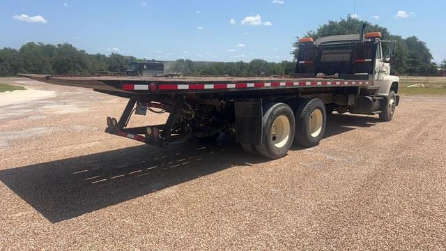 Image of Ford L8000 equipment image 2