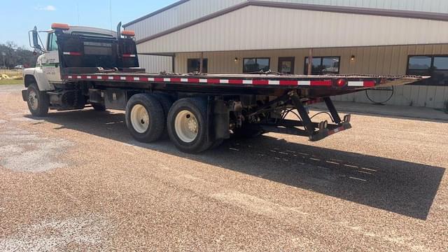 Image of Ford L8000 equipment image 1