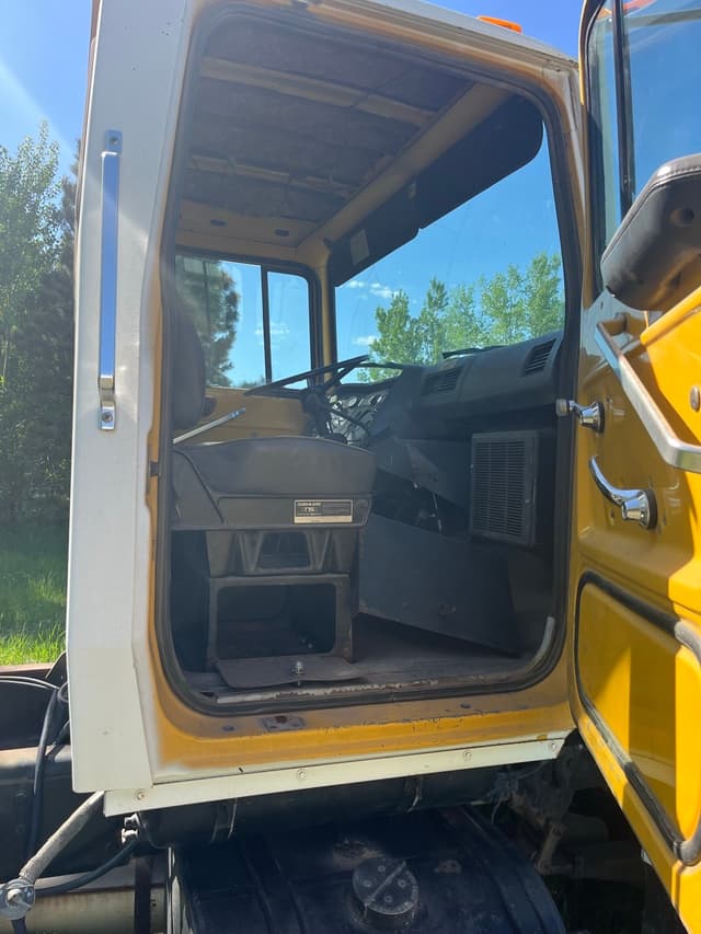 Image of Ford L8000 equipment image 4