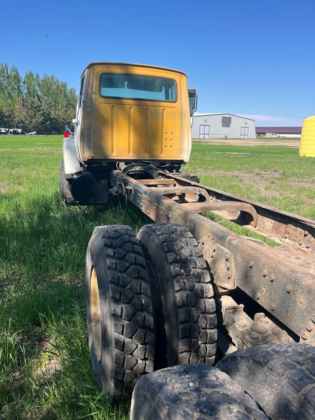 Image of Ford L8000 equipment image 2