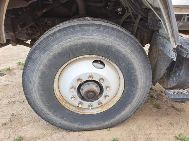 Image of Ford L8000 equipment image 3