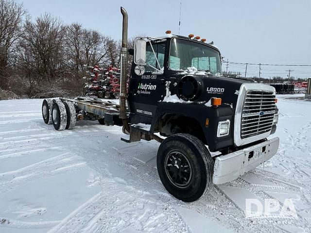 Image of Ford L8000 equipment image 4