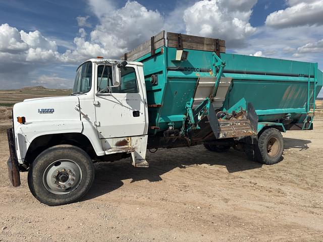 Image of Ford L8000 equipment image 2
