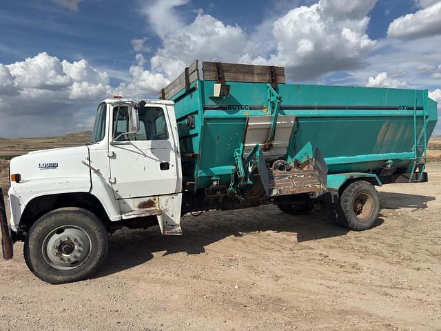 Image of Ford L8000 equipment image 4
