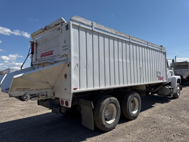 Image of Ford L9000 equipment image 4