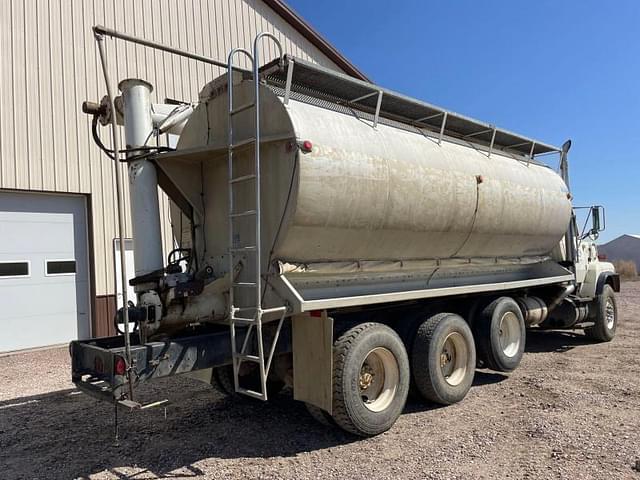 Image of Ford L9000 equipment image 4