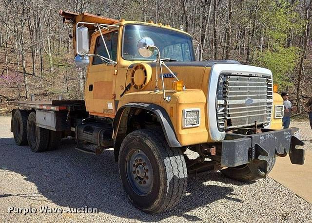 Image of Ford L9000 equipment image 2
