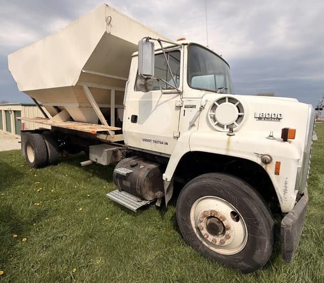 Image of Ford L8000 equipment image 4