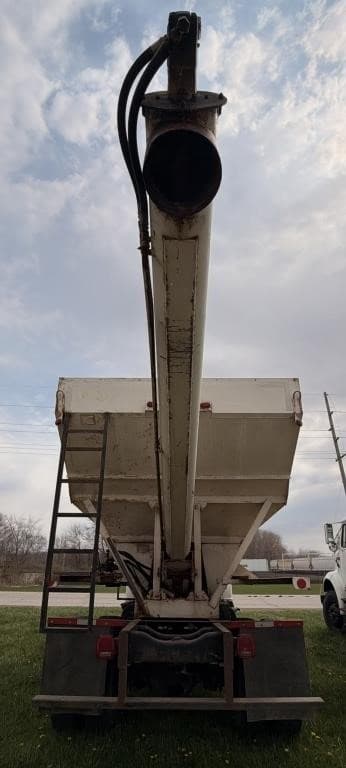 Image of Ford L8000 equipment image 2