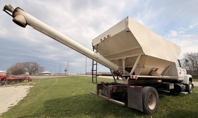 Image of Ford L8000 equipment image 3