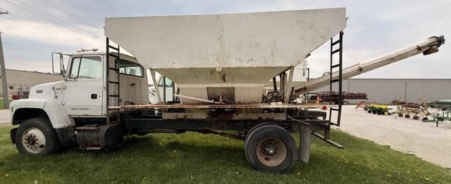 Image of Ford L8000 equipment image 1