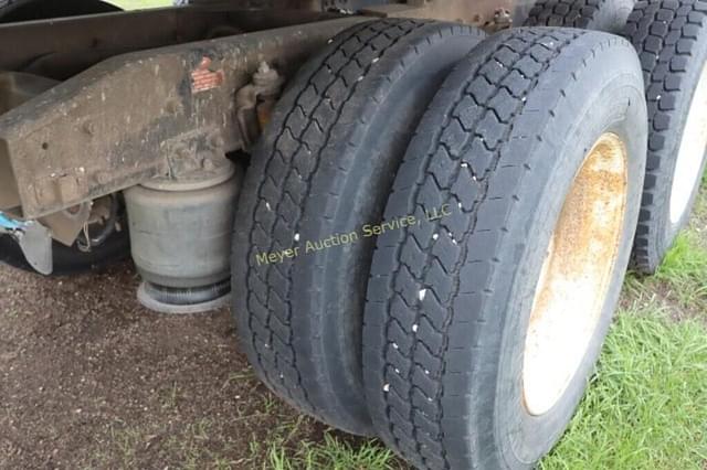 Image of Freightliner FLD12064T equipment image 4