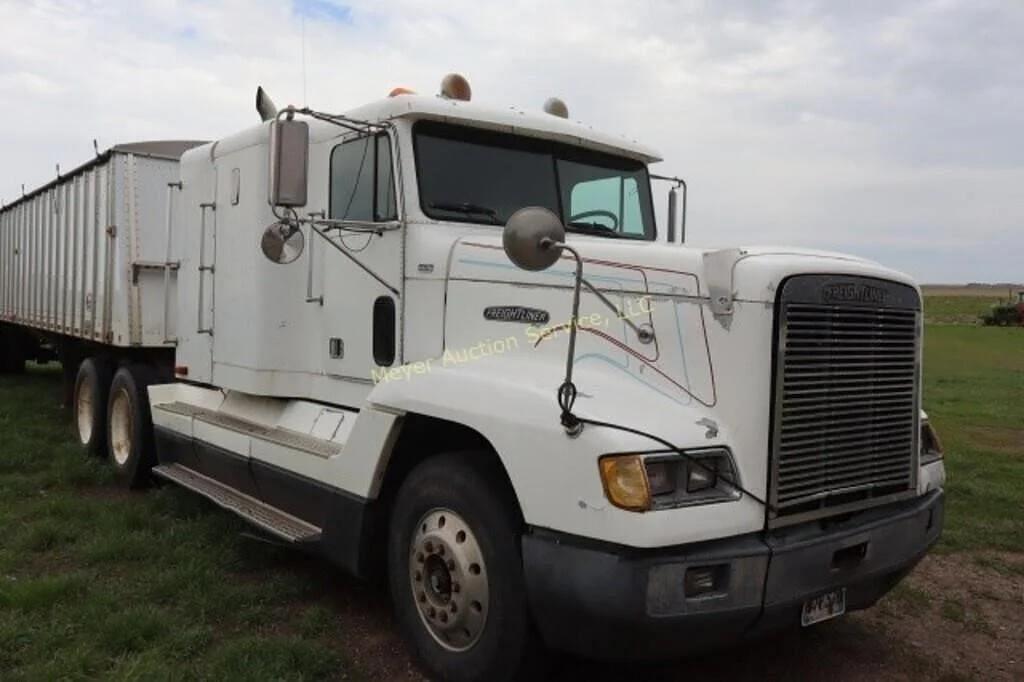 Image of Freightliner FLD12064T Primary image