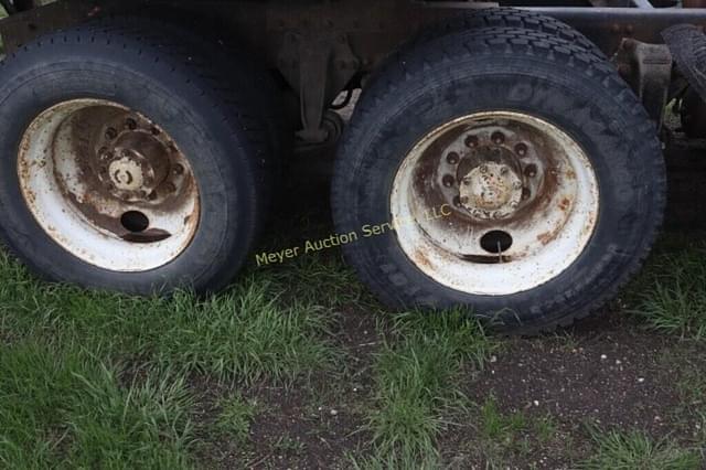 Image of Freightliner FLD12064T equipment image 1