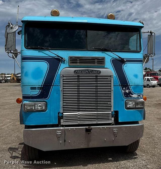 Image of Freightliner FLA086 equipment image 1