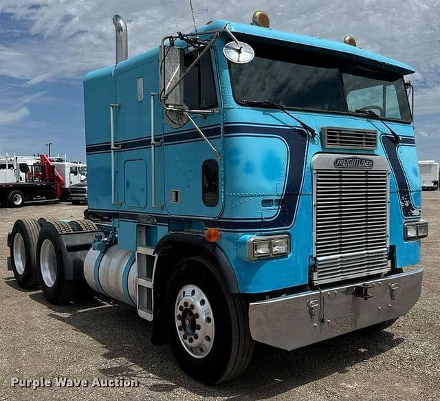 Image of Freightliner FLA086 equipment image 2