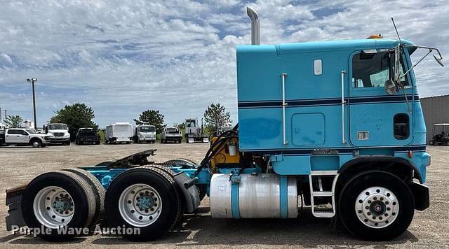Image of Freightliner FLA086 equipment image 3