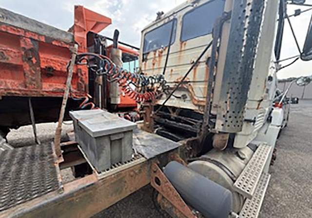 Image of Freightliner FLC112 equipment image 2
