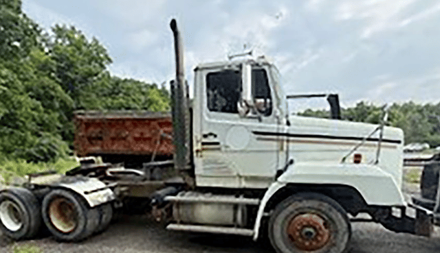 Image of Freightliner FLC112 equipment image 3