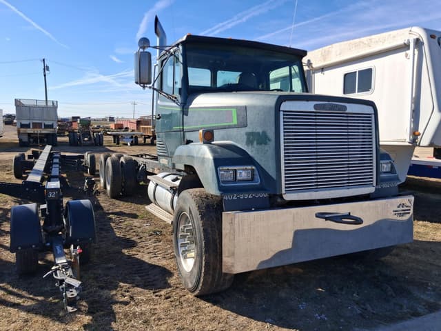 Image of Freightliner FLC112 equipment image 3