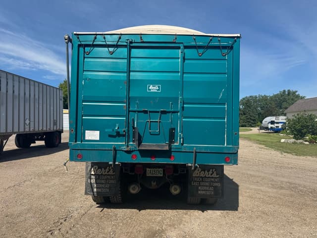 Image of Freightliner FLC112 equipment image 4