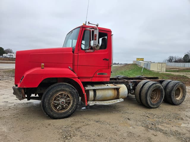 Image of Freightliner FLC112 equipment image 3