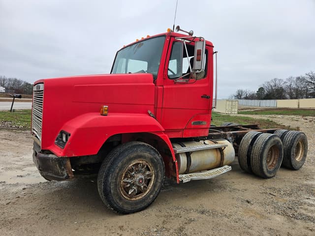 Image of Freightliner FLC112 equipment image 2
