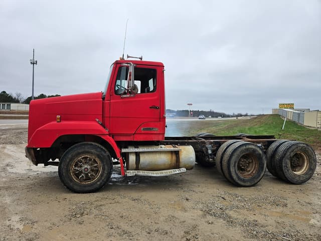 Image of Freightliner FLC112 equipment image 4